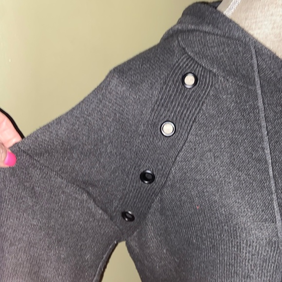 Harper lane Gray hooded sweater with pockets grommet details size M - Picture 3 of 13